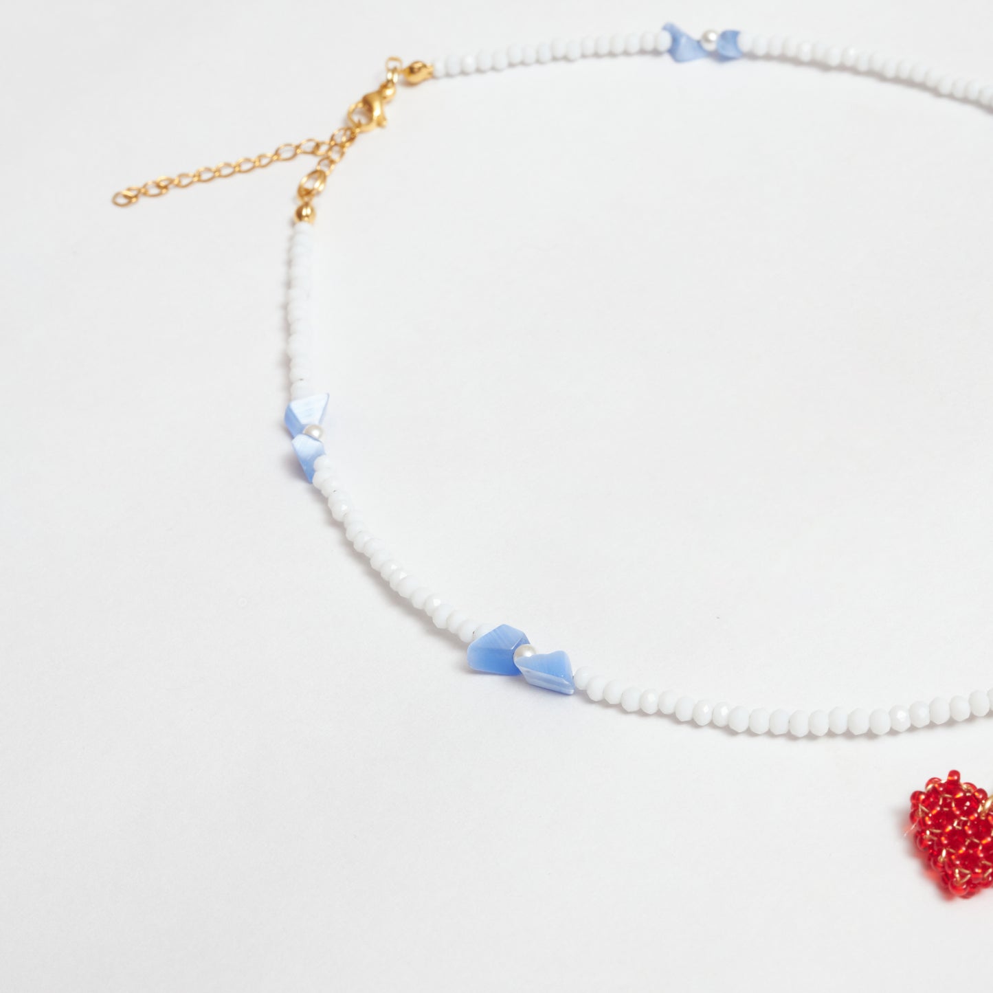 Collar de cerezas en forma de corazón tejido en múranos, perlas Shell, mostacilla y piedras de cristal. Tejidos artesanalmente en colores verde claro, verde oscuro y rojo con alambre de oro golfi.