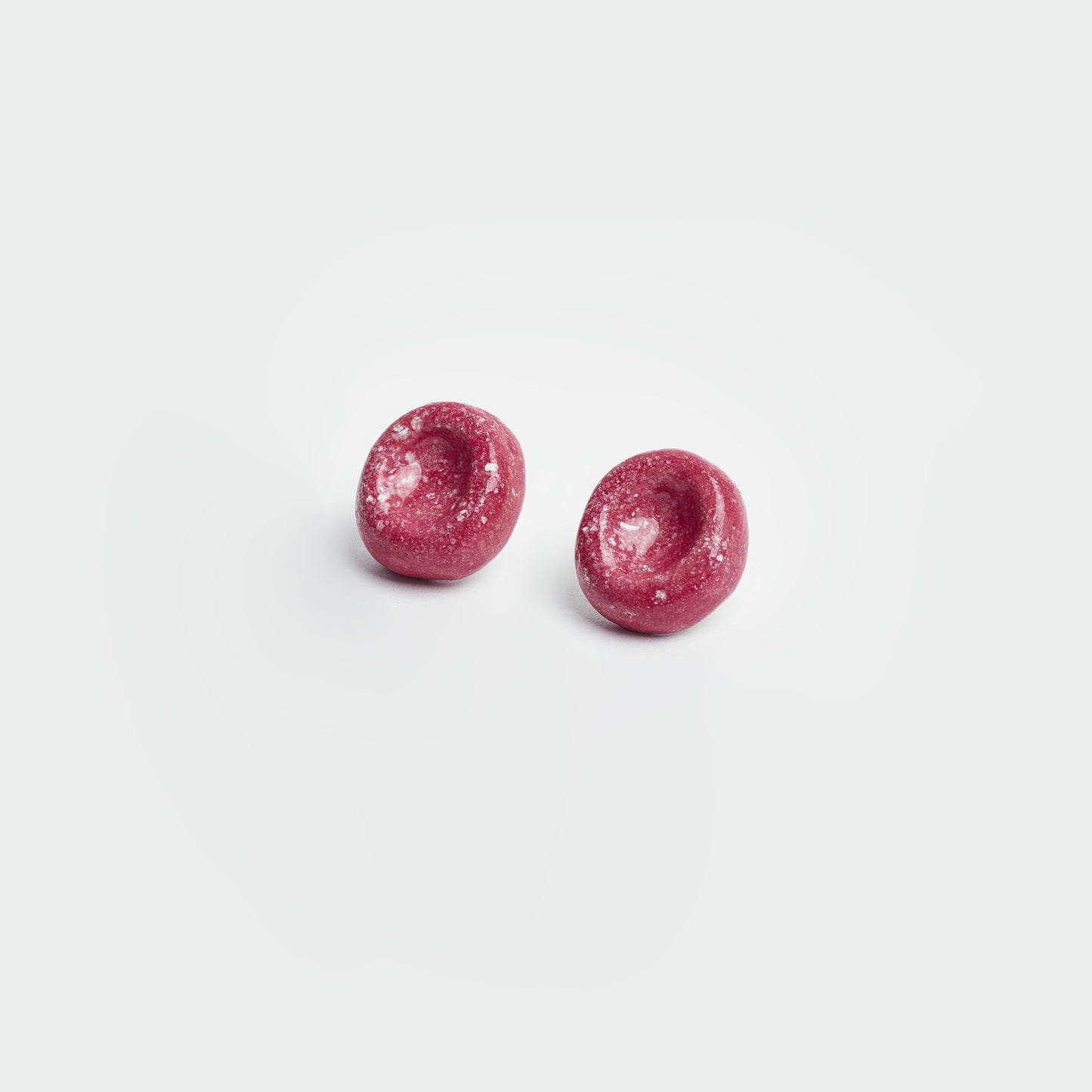 Aretes estilo topo en fondo blanco en material de cerámica y en color rojo