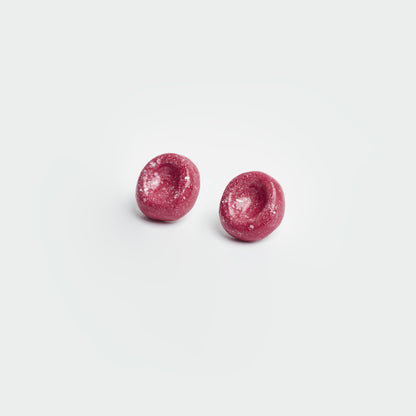 Aretes estilo topo en fondo blanco en material de cerámica y en color rojo