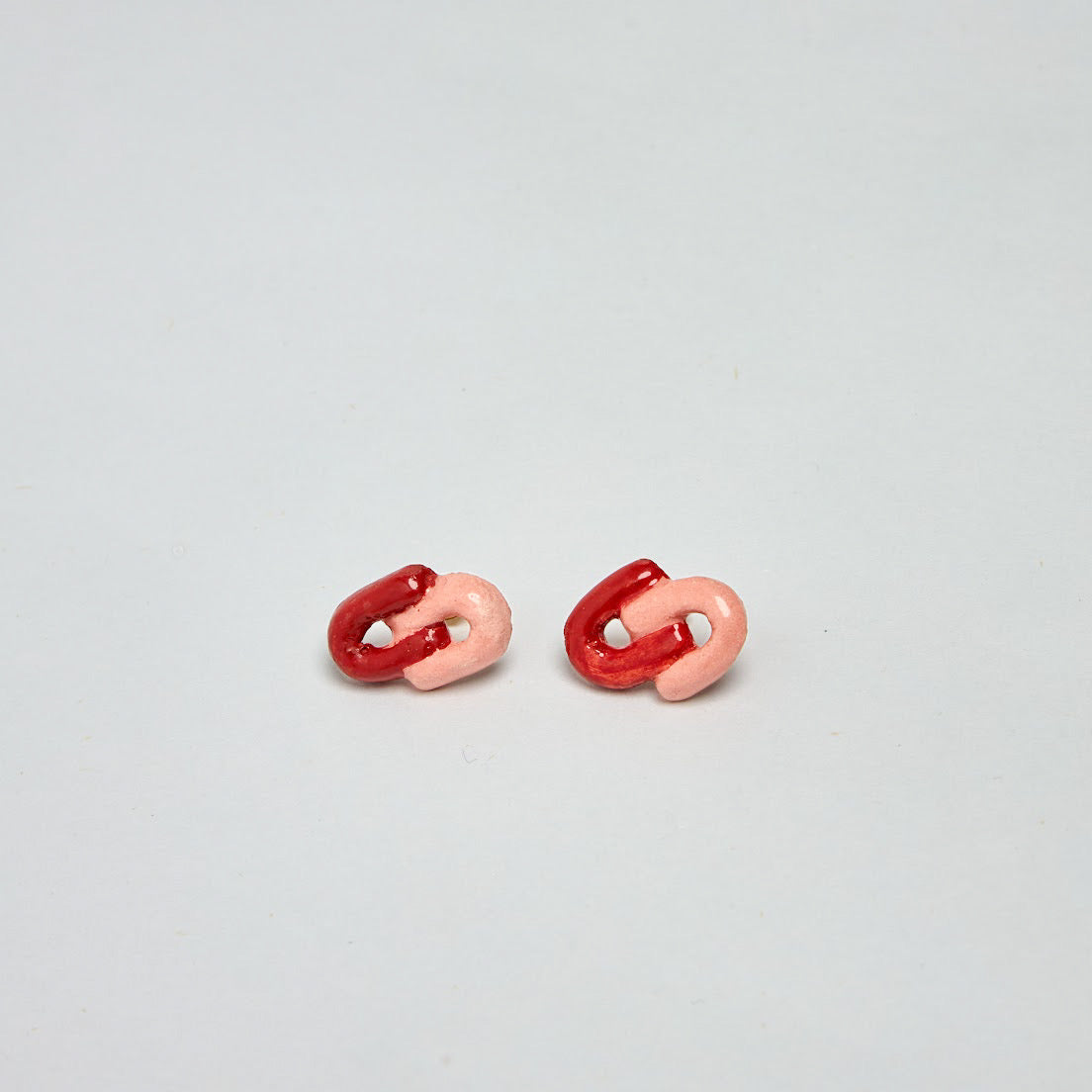 Aretes Glimmers del set Home estilo topito con diseño de 2 C entrelazadas en material de cerámica porcelana con colores rojos y ladrillo
