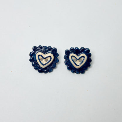 Aretes estilo pendiente en material de cerámica porcelana con forma de corazón de galleta en colores azul y blanco pintados a mano
