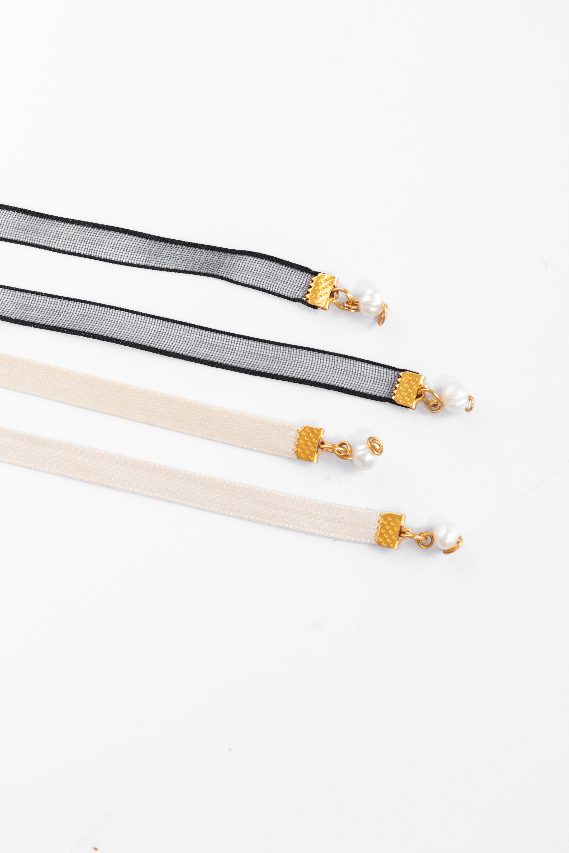 Cintillas en colores blanco y negro del chocker Dear Em Mini con perlas blancas
