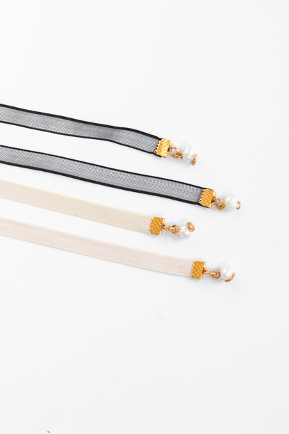 Cintillas en colores blanco y negro del chocker Dear Em Mini con perlas blancas
