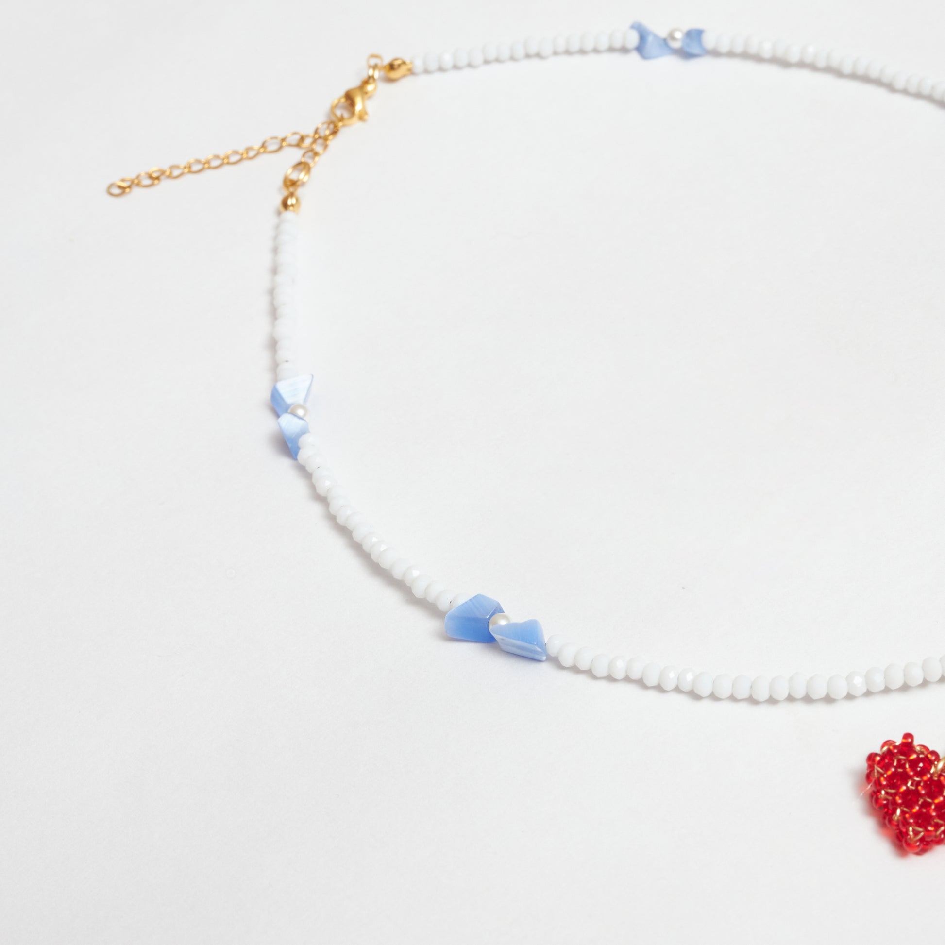 Collar de cerezas en forma de corazón tejido en múranos, perlas Shell, mostacilla y piedras de cristal. Tejidos artesanalmente en colores verde claro, verde oscuro y rojo con alambre de oro golfi.