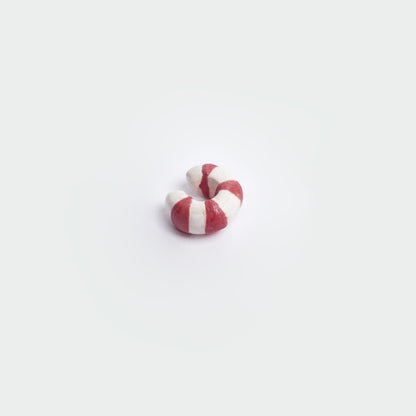 Earcuff en fondo blanco hecho a mano en material de cerámica con estilo a rayas en colores rojo y blanco