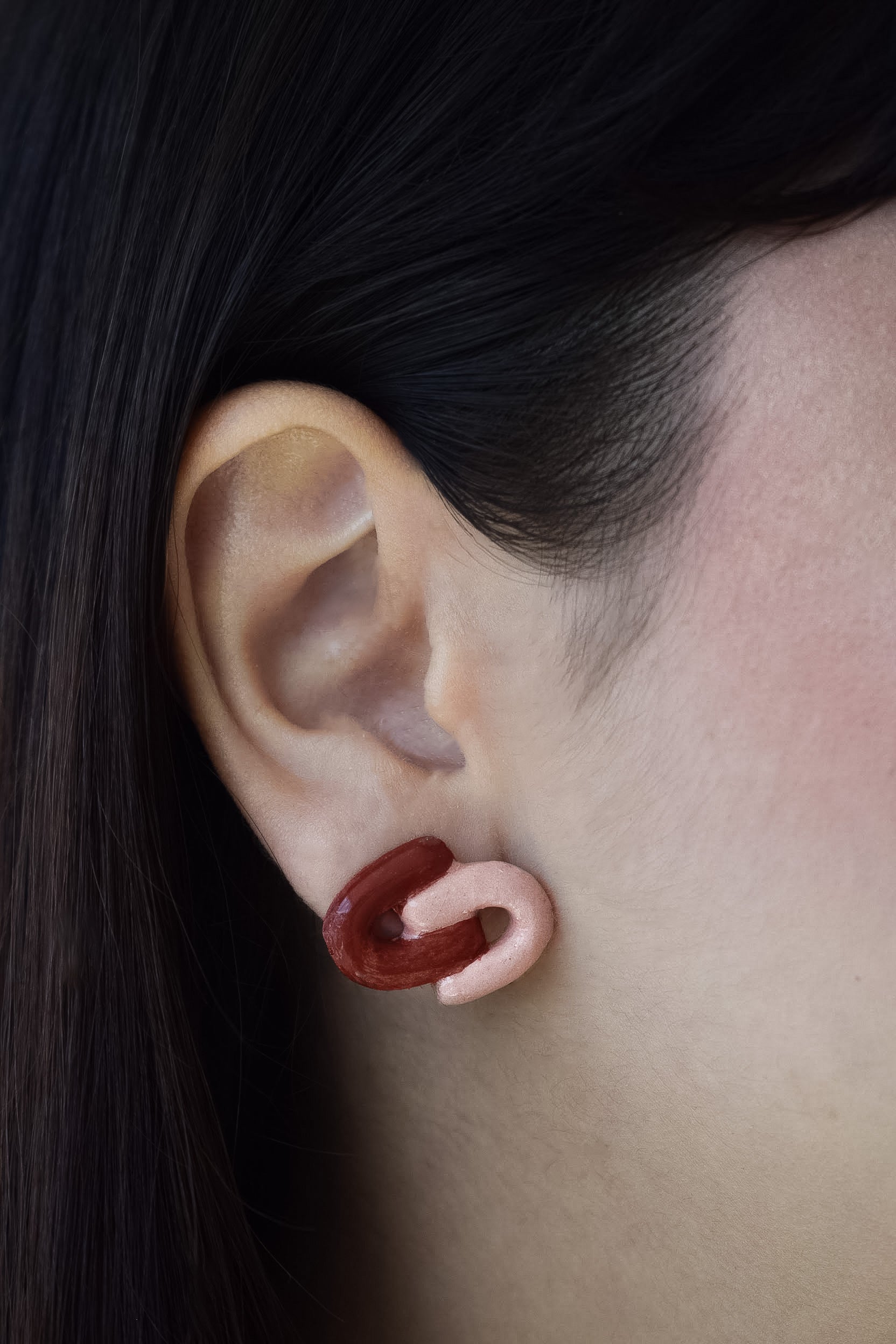 Oreja de modelo de tes blanca y cabello negro con aretes glimmers estilo pendiente en material de cerámica porcelana